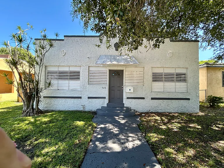 928 NW 47th St #F1 — Photo 13