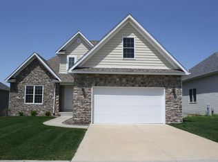 100 Cobblestone Ln, Le Claire, IA 52753