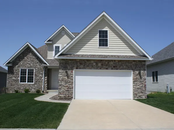 100 Cobblestone Ln, Le Claire, IA 52753
