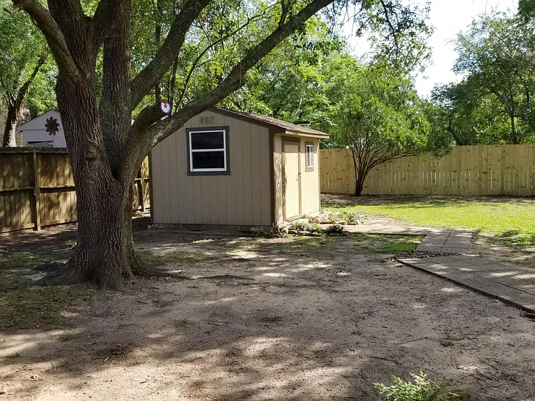 1008 Lost River Dr — Photo 3