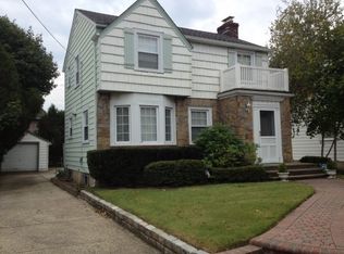 99 Doncaster Rd, Malverne, NY 11565