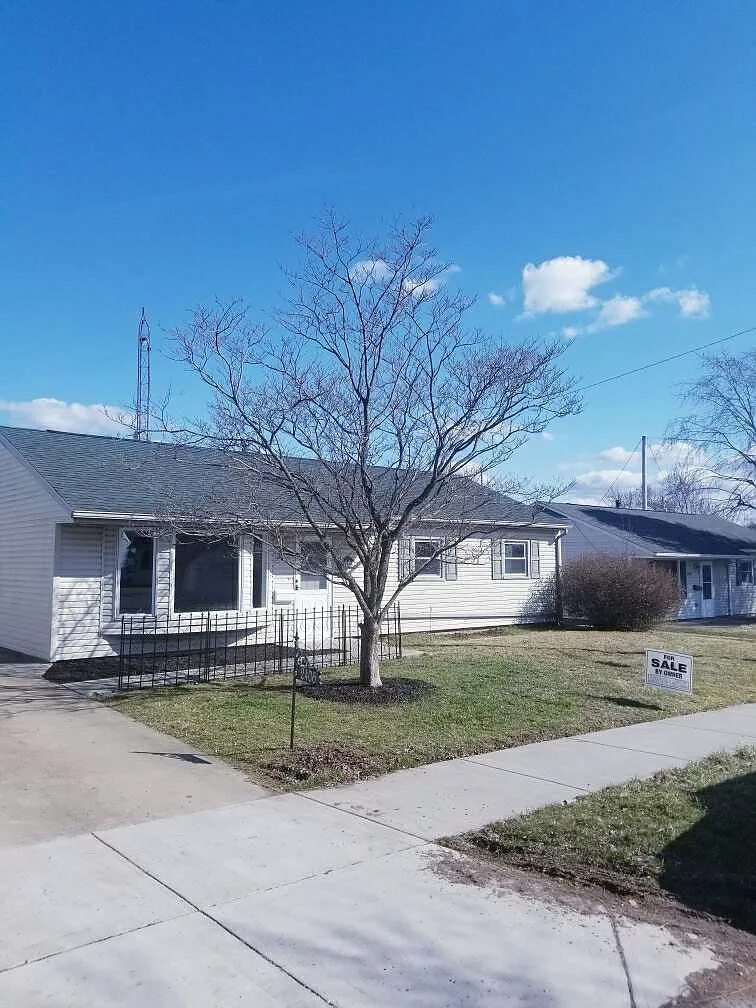 2406 Willowrow Ave NE photo 1