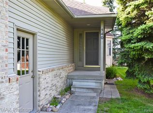 140 Creekwood Cir, Linden, MI