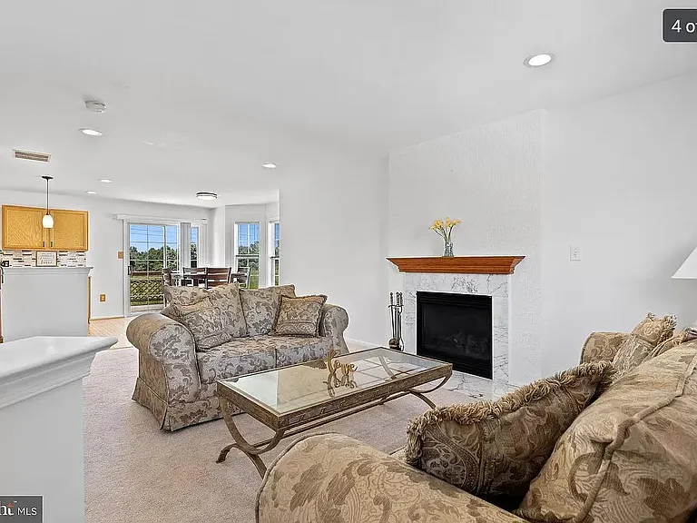 124 Versailles Ct — Photo 10