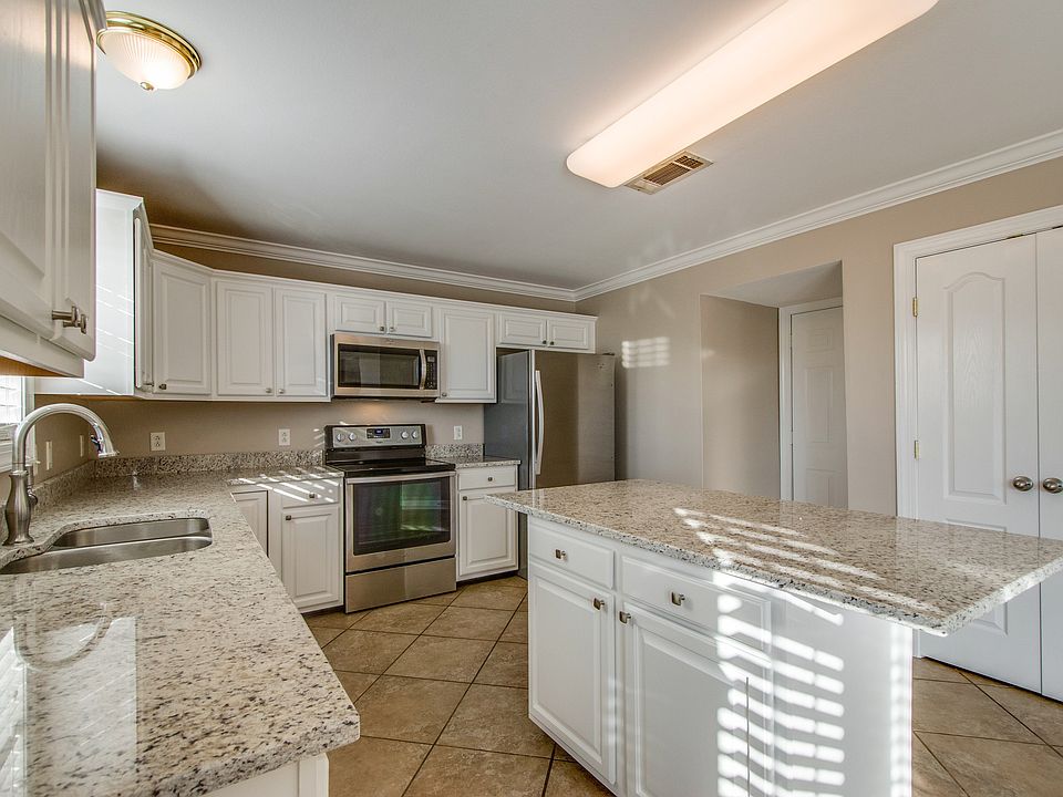 All NEW GRANITE, STAINLESS APPLIANCES, ISLAND AND LARGE PANT