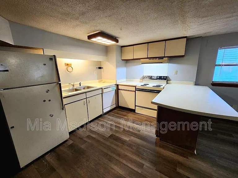 40 1/2 Wesley Ct — Photo 5