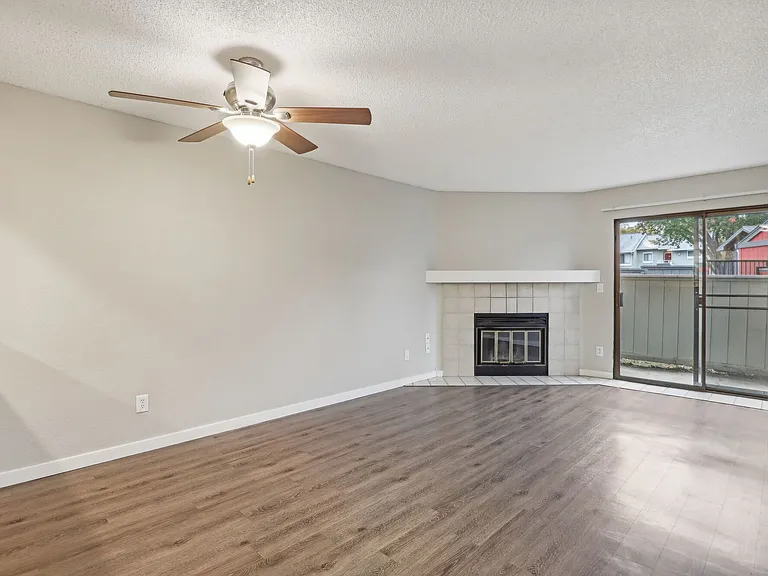 Ellington Apartments — Photo 15