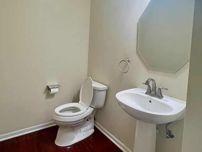 546 Grosvenor Ln — Photo 8