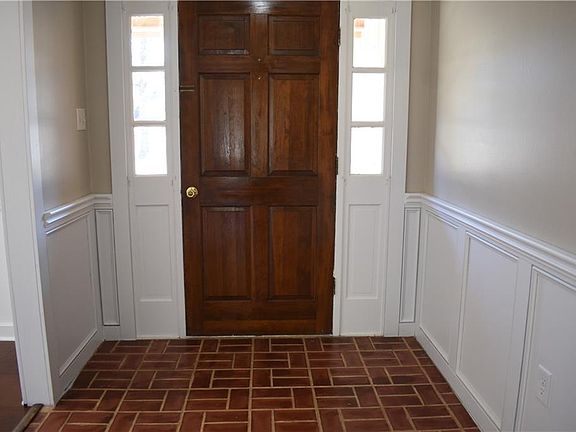 4th image of 3816 Leslie Rd