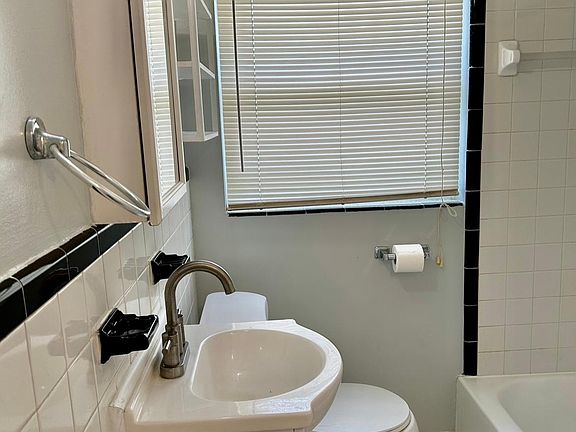 4th image of 4220 Woodmere St Unit 2