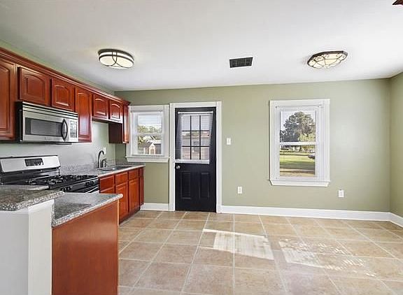 5th image of 28 W Chalmette Cir