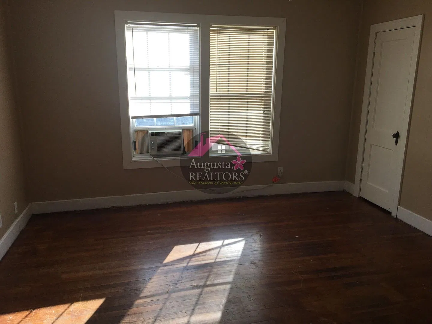 Affordable 1 Bedroom Duplex Near ACU — Photo 3