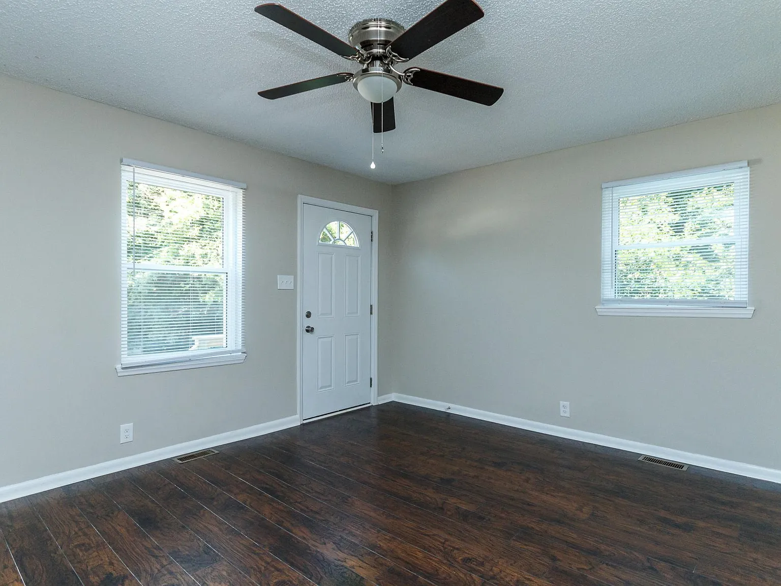 1406 Evelyn St — Photo 1