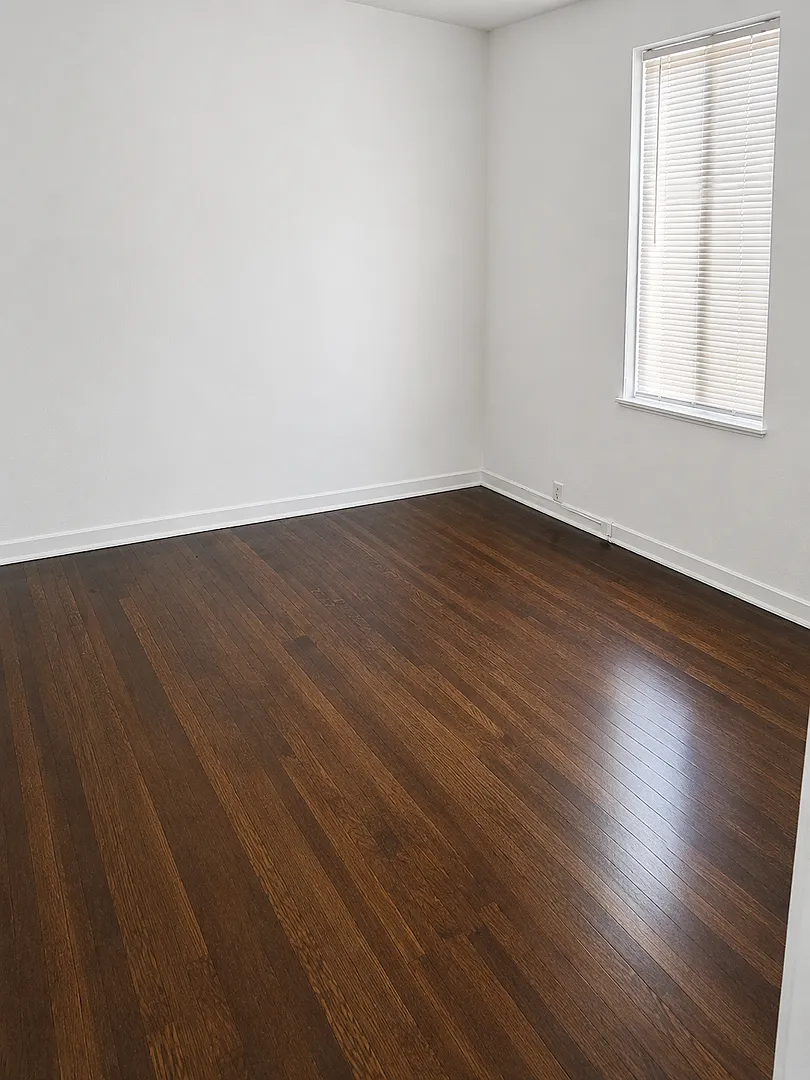 1527 East 3rd Street — Photo 4