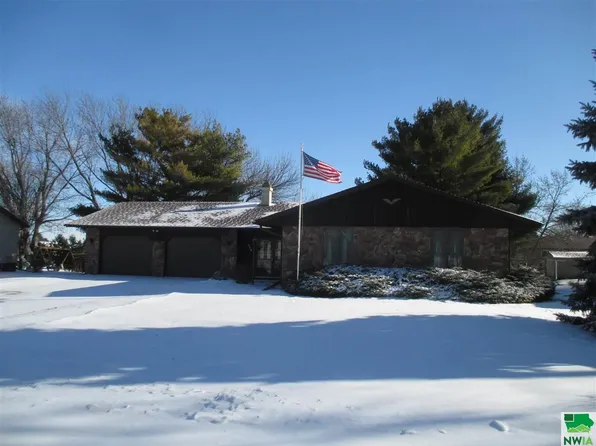 240 N 9th Ave, Sheldon, IA 51201