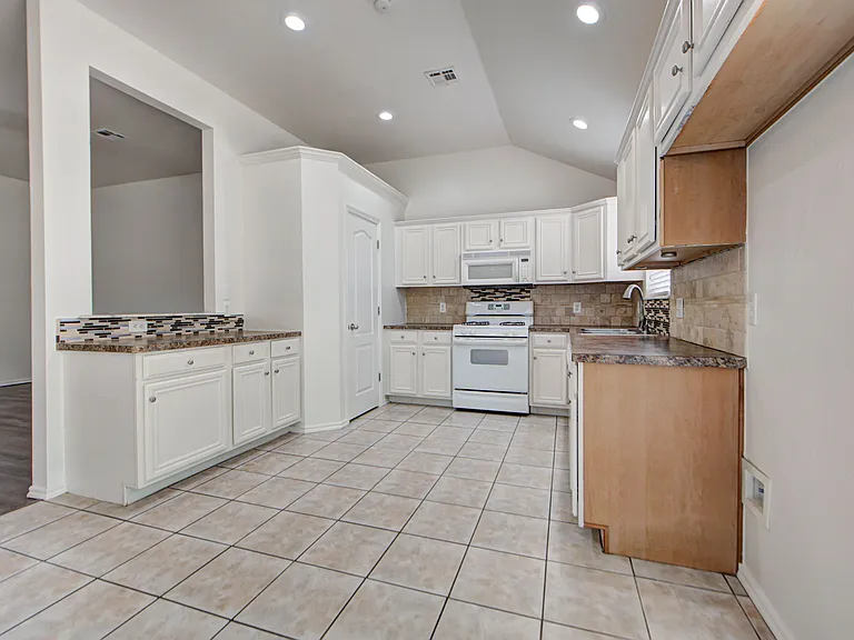 608 Cavecreek St — Photo 16