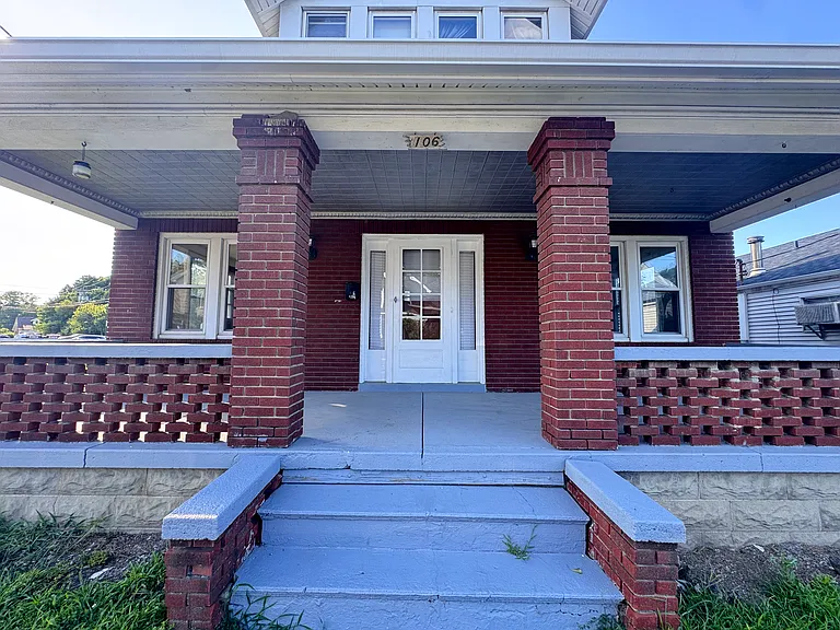 106 E Main St — Photo 1