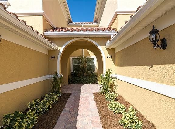 3rd image of 10261 Glastonbury Cir APT 202