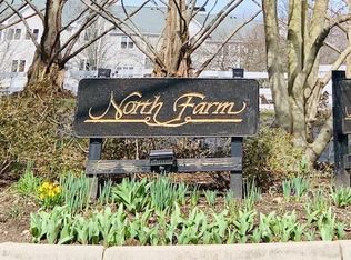 8 Seabreeze Ln, Bristol, RI 02809