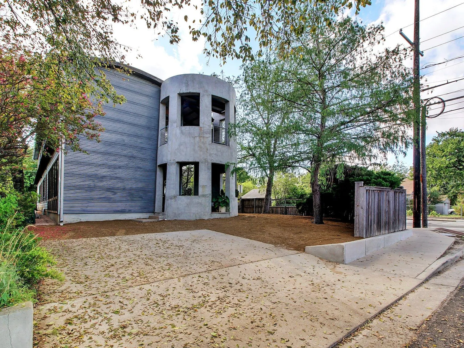 3 bed, 2.0 bath, 1960 sqft, $3,495 — Photo 2