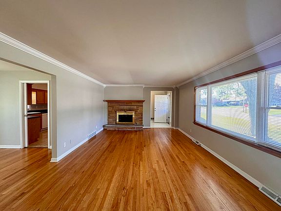 3rd image of 425 Cottonwood Rd