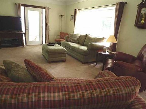 Formal living/Bay window