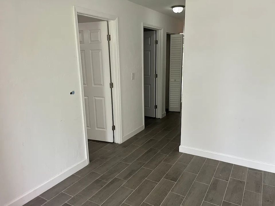 2nd image of 905 Boulder Dr