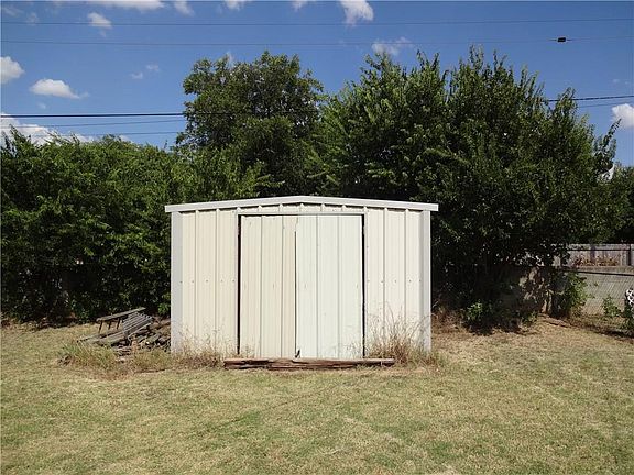 4th image of 1025 Westridge Dr