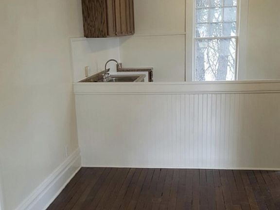 3rd image of 301 Cobun Ave