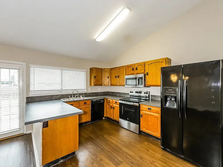 1385 Southridge Dr — Photo 8