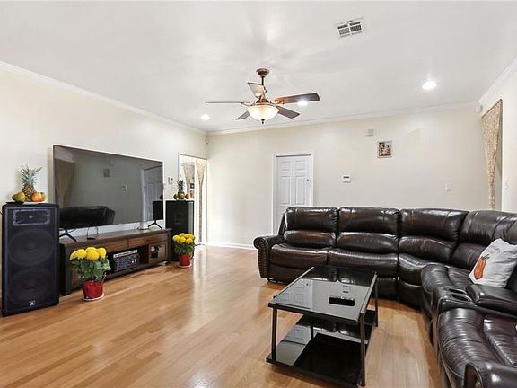 5th image of 11141 Parkwood Ct S