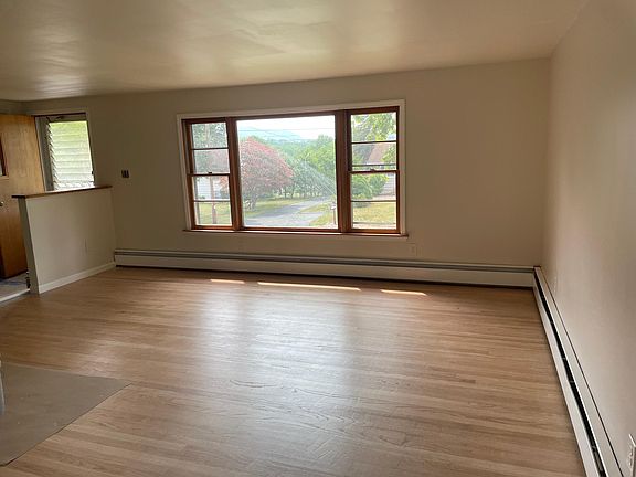5th image of 21 Cresthaven Dr
