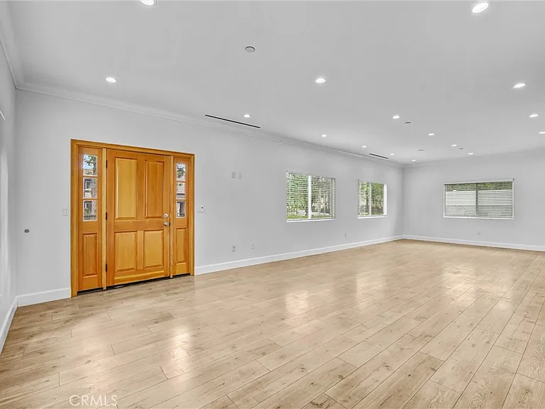 6711 Clybourn Ave — Photo 10