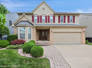 5875 Rolling Ridge Dr, Trenton, MI 48183