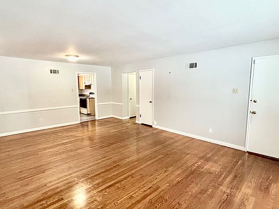 5th image of 3920 Canterbury Dr #1F