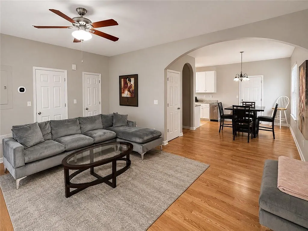 3 bed, 2.5 bath, 1408 sqft, $2,300 — Photo 3