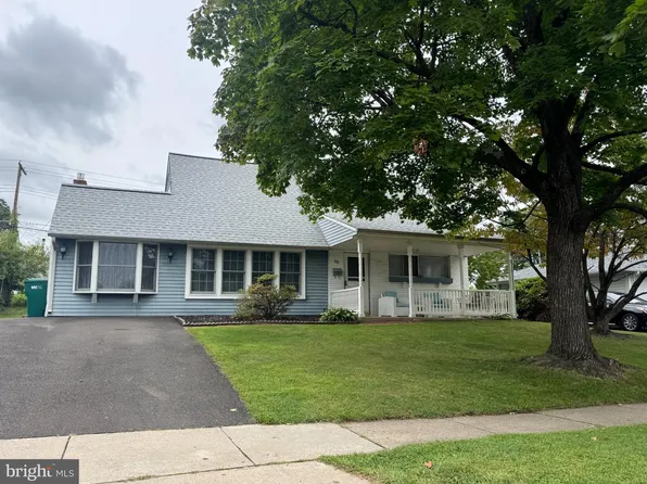 98 Twin Oak Dr, Levittown, PA 19056