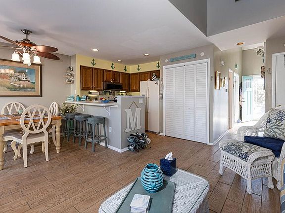 5th image of 109 E Austin Ave #14