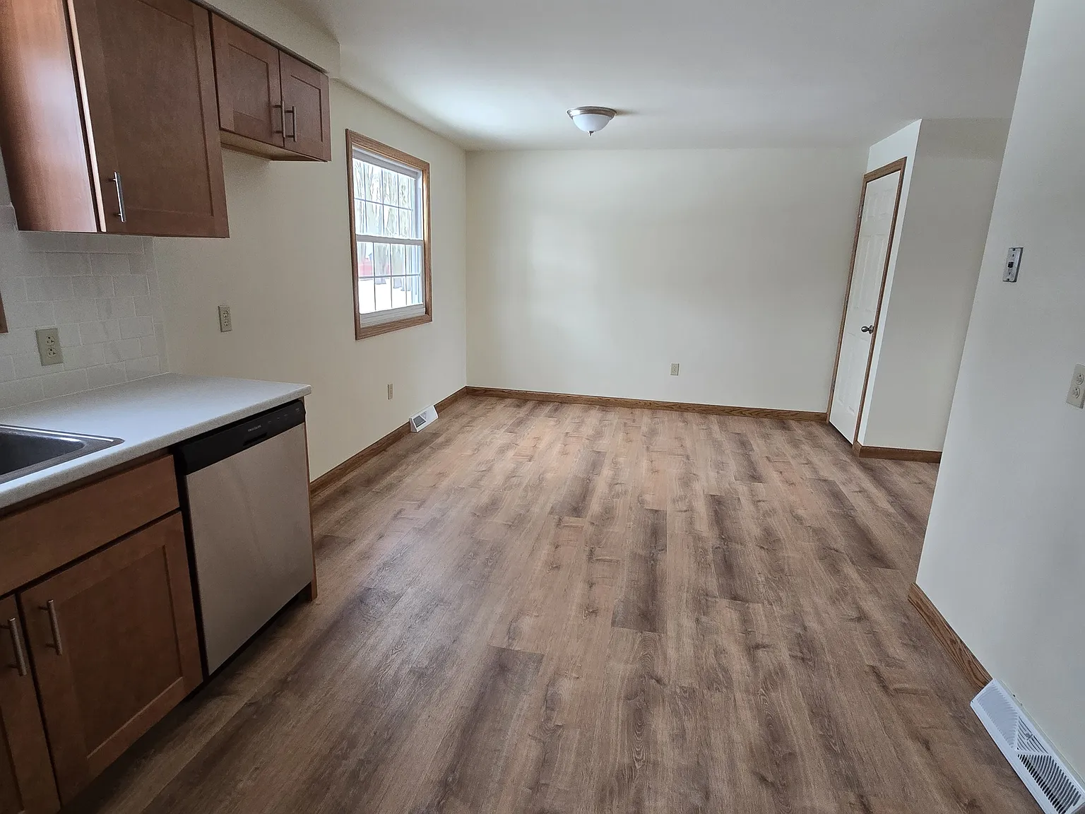3 bed, 1.5 bath, 1500 sqft, $1,800 — Photo 3