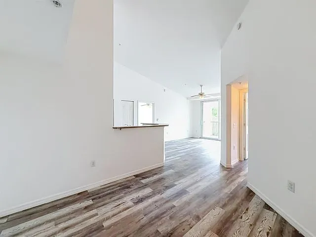 1119 Villa Ln — Photo 3