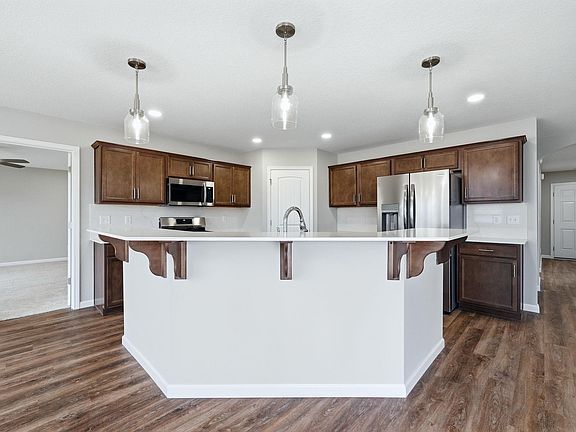 5th image of 302 Saddle Ridge Dr