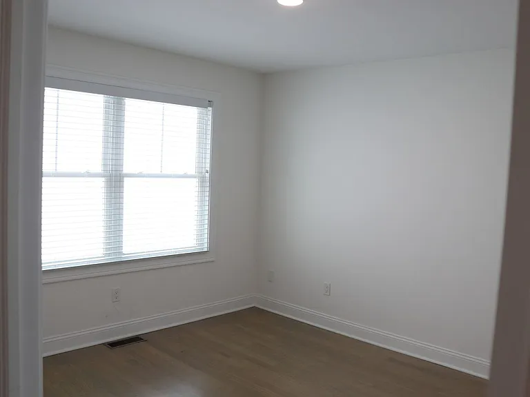 39 Glenwood Ave — Photo 45