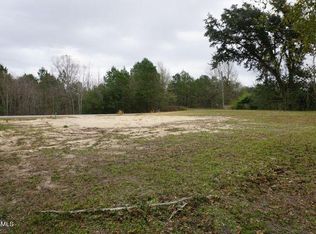 105 Grosvenor Pl, Waveland, MS 39576