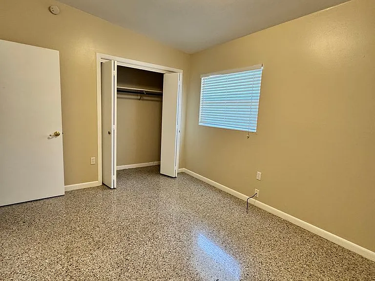 813 Center Ln — Photo 5