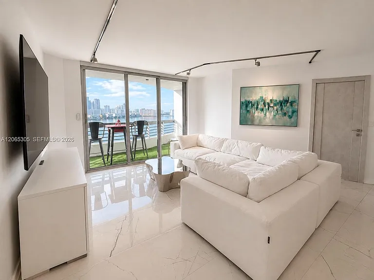 3600 Mystic Pointe Dr #1715 — Photo 5