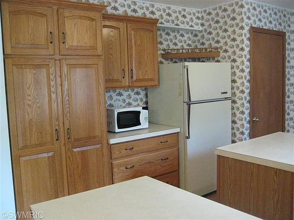5th image of 205 Elm St