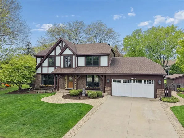 1207 Abbey Ct, Libertyville, IL 60048