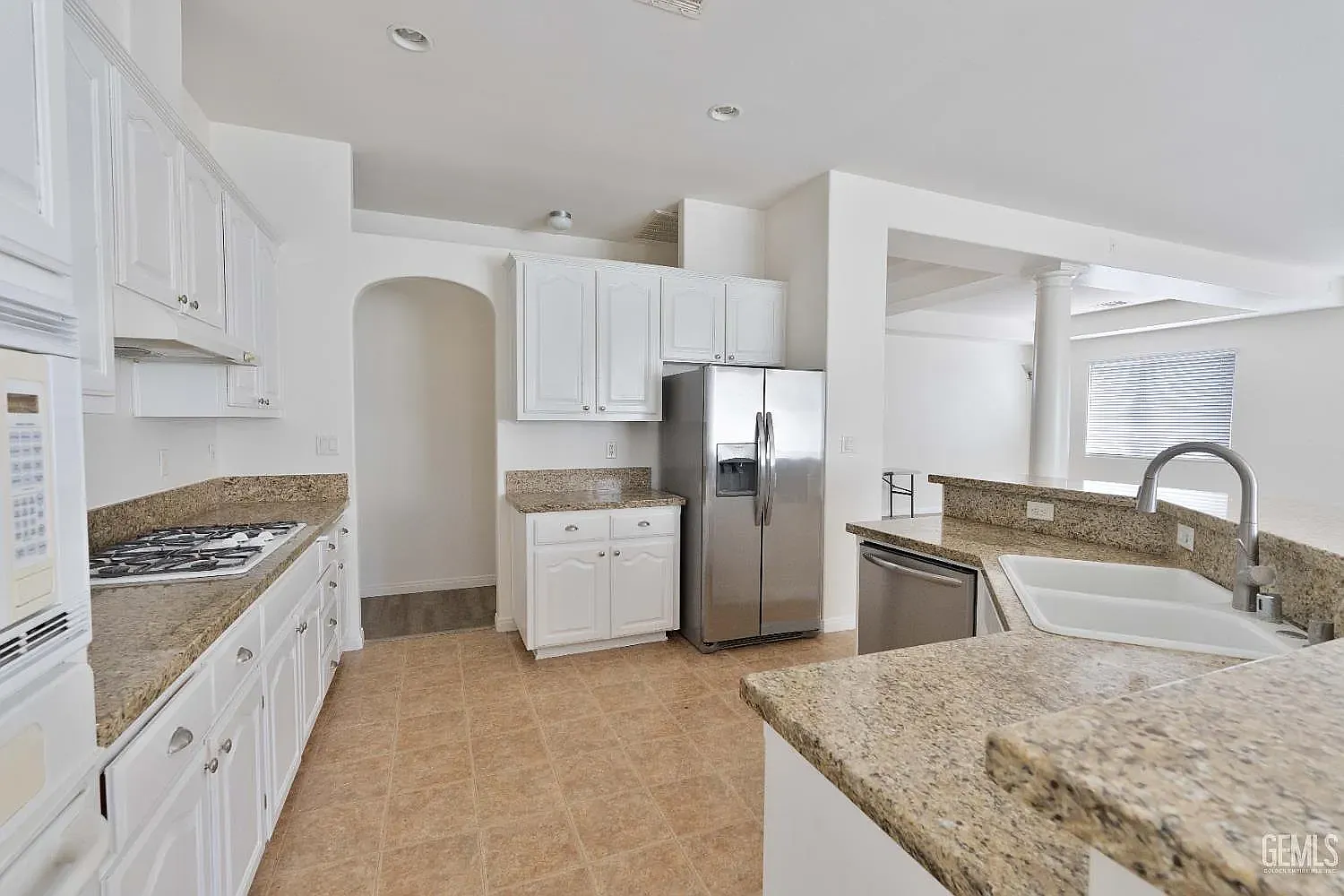 4 bed, 2541 sqft, $3,210 — Photo 3