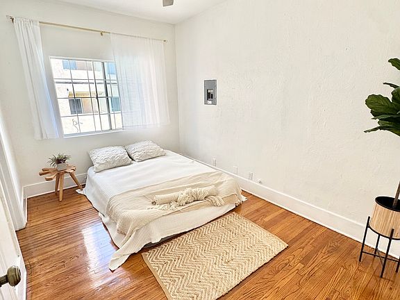 4th image of 1758 Winona Blvd #6