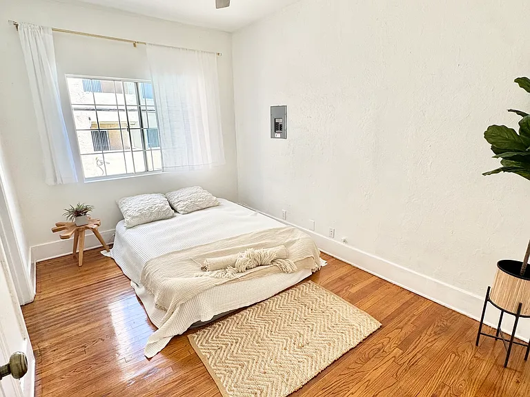 1758 Winona Blvd #6 — Photo 4